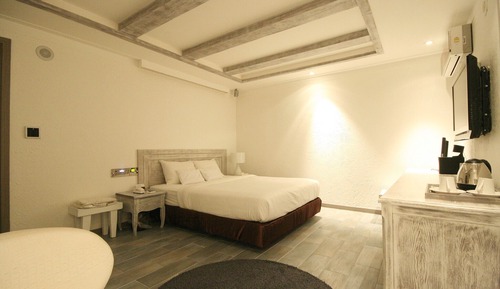 Room (Standard (1pc Netflix Disney Plus ava)