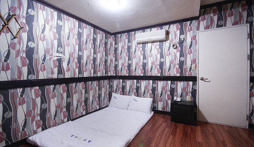 Room (Korean Room (3 people))