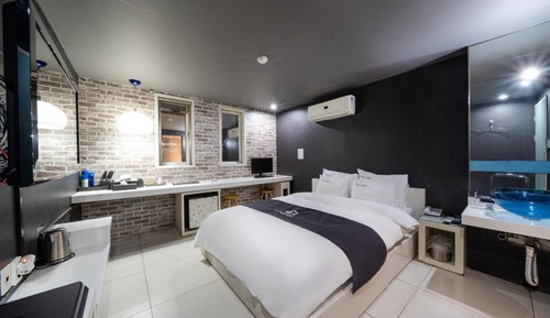 Room (Night Special - Random Room (8pm - 2p)