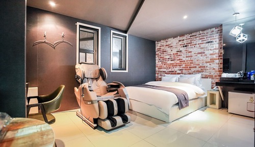 Room (Suite (Massage Chair-Netflix))