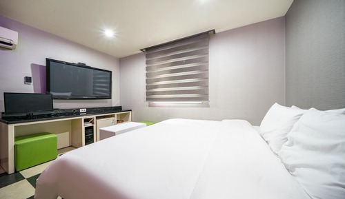 Room (Deluxe (75-inch large TV free Netflix)