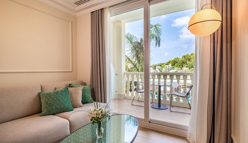 Suite junior, balcón (2 Adults + 2 Children)