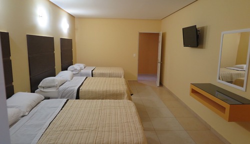 Habitación triple básica con 3 camas matrimoniales