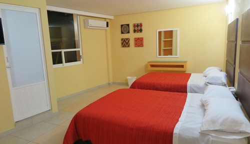 Habitación básica, cama matrimonial