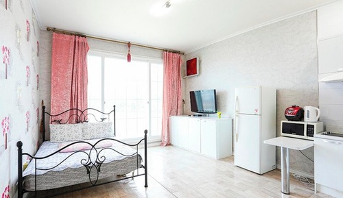 Room (Room 202)