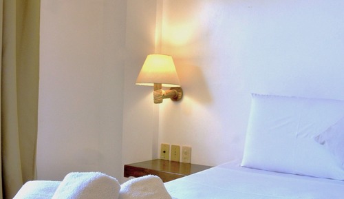 Habitación con 2 camas individuales, bañera de hidromasaje, vistas al mar