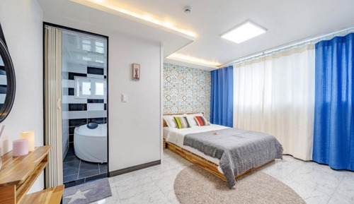 Room (Room 402 (indoor all-season pool remo)