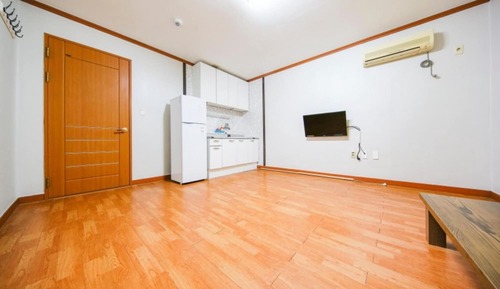 Room (Room 203)