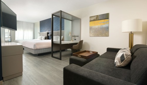 Suite, 2 camas de matrimonio (Mobility Accessible, Roll-In Shower)