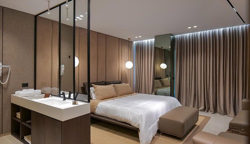 Suite superior, vistas parciales al mar