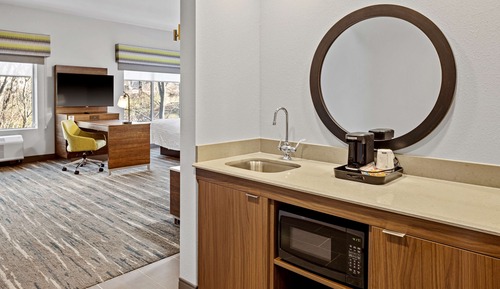 Estudio, 1 cama de matrimonio grande, frigorífico y microondas (Wet bar)