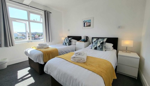 Habitación clásica con 2 camas individuales, vistas parciales al mar