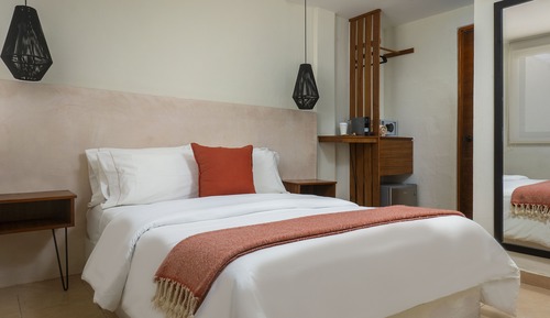 Habitación básica, vistas a la piscina