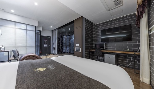 Room (Premium (Room assigned randomly) (1 p)