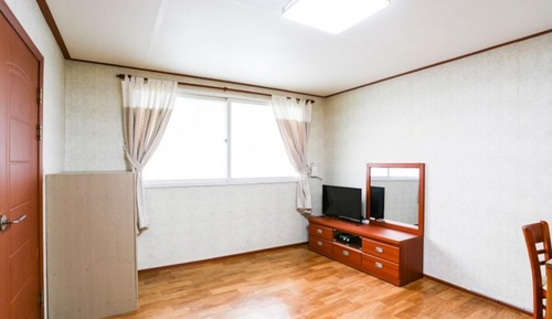 Room (Coral)