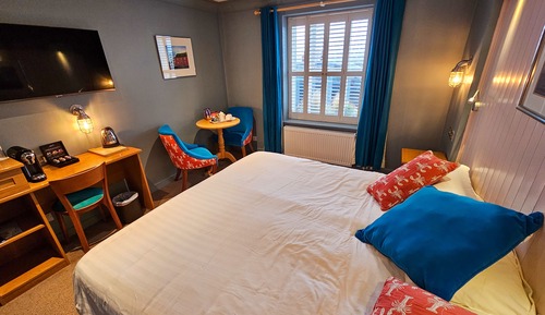Habitación estándar con 1 cama doble o 2 individuales, vistas parciales al mar, planta baja