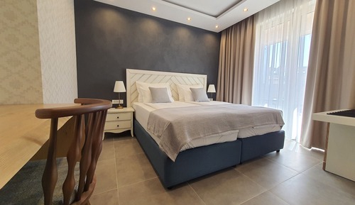 Habitación Confort con 1 cama doble o 2 individuales, vistas a la piscina
