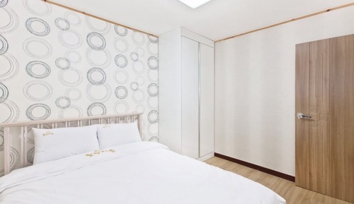 Room (Room 102)