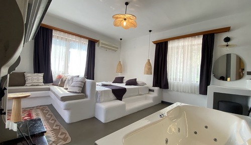 Deluxe Studio Suite, 1 Queen Bed, Jetted Tub, Pool View