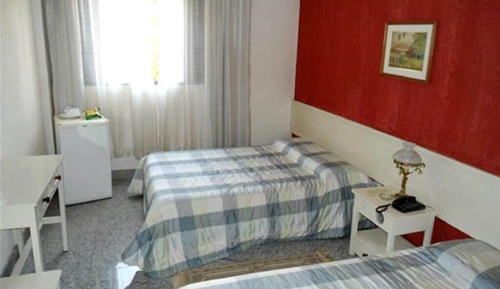 Habitación básica con 2 camas individuales