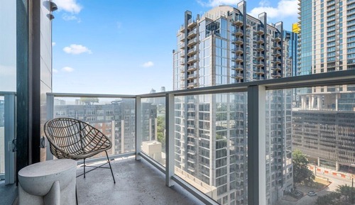 Apartamento clásico, 1 habitación, balcón, vistas a la ciudad