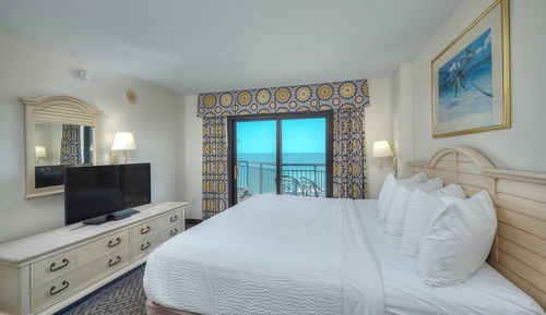 Classic Condo, 3 Bedrooms (817)