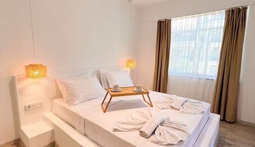 Apartamento superior, 1 cama de matrimonio grande con sofá cama, junto a la playa
