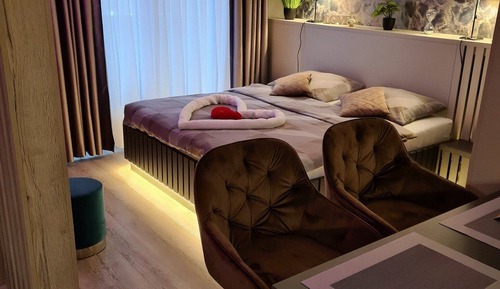 Estudio (Studio Apartment with Terrace)