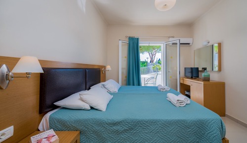 Habitación superior con 1 cama doble o 2 individuales, vistas a la montaña, en la zona del jardín