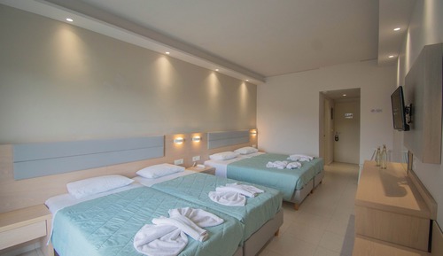 Habitación familiar, vistas a la piscina, en la zona del jardín