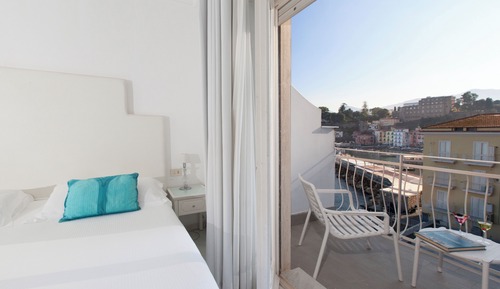 Habitación clásica doble, vistas parciales al mar