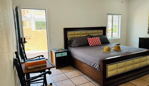 Estudio económico, 1 cama de matrimonio grande, cocina, junto a la piscina