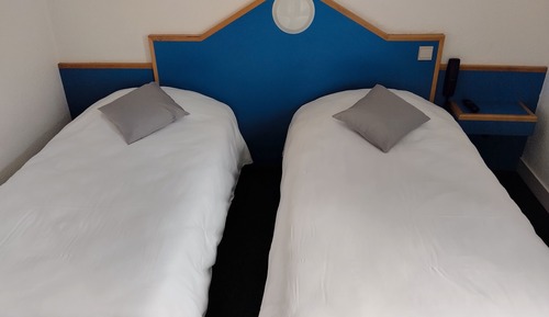 Habitación básica con 2 camas individuales