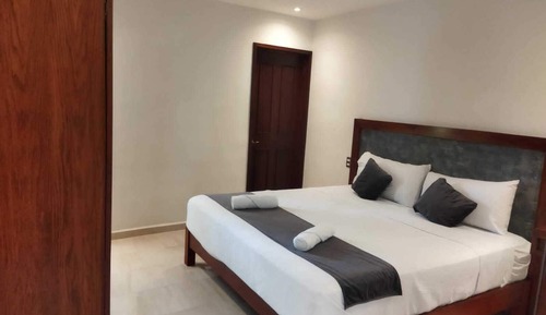 Habitación básica, 1 cama de matrimonio grande, no fumadores, vistas a la piscina