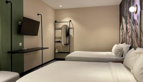 Deluxe Family Room without Window