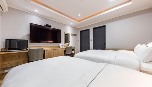 Room (Twin)