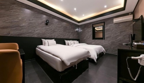 Room (Standard Twin Non-Smoking Room (New B)