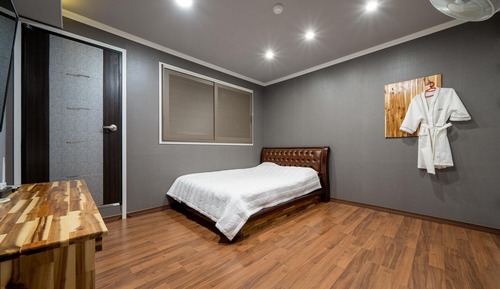 Room (Double (for 2 guests must check in by)