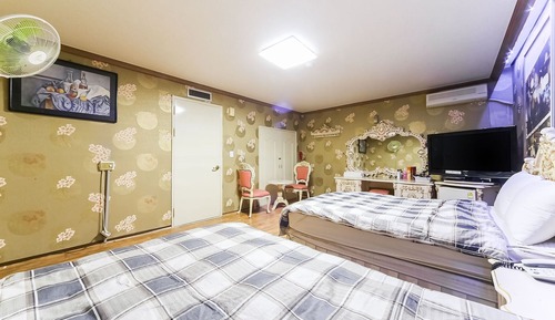 Room (Family Twin)