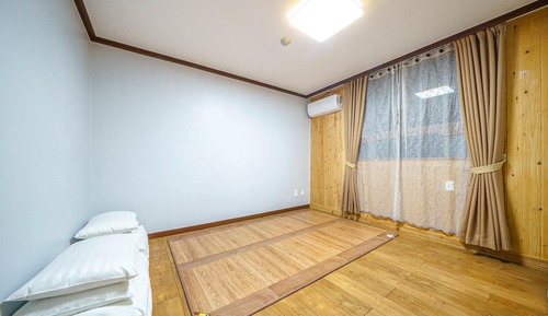 Room (Ondol (10000 won per person to be pai)
