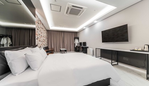 Room (Premium Double - Gaming Couple PC Bat)