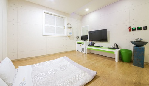 Room (Ondol (for 4 or more people call for )