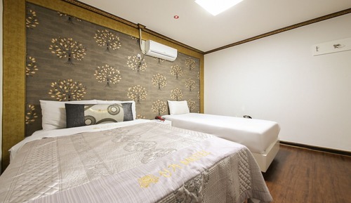 Room (Twin)