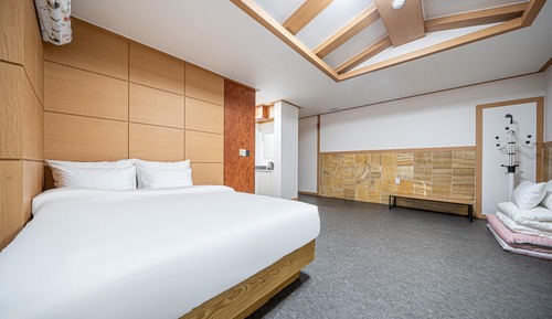 Room (Family room (bed + ondol))