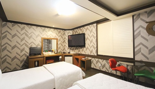 Room (Twin)