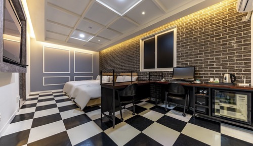 Room (VIP Twin - Gaming PC (Netflix + Disne)
