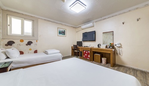 Room (Twin)