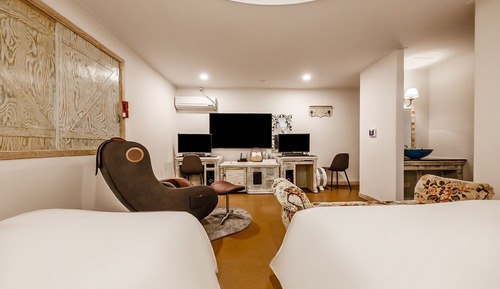 Room (Deluxe room (no-hard 2PC twin bed mas)