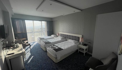 Habitación triple clásica, 3 camas individuales, fumadores, vistas a la ciudad