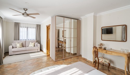 Suite, baño privado (Sofá cama doble )
